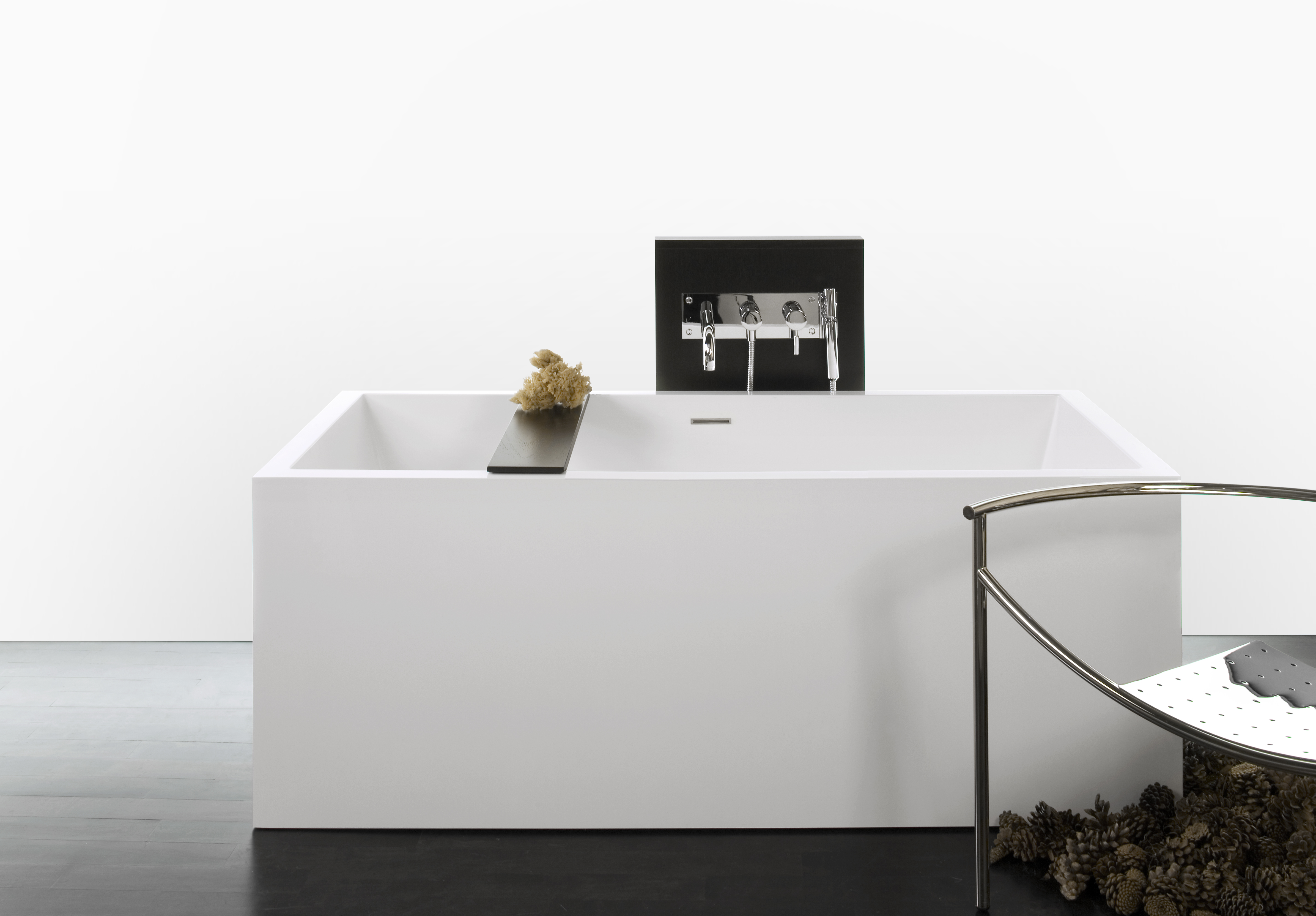 column-7 Alcove tub with white finish