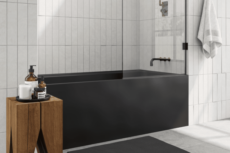 Alcove tub with black finish